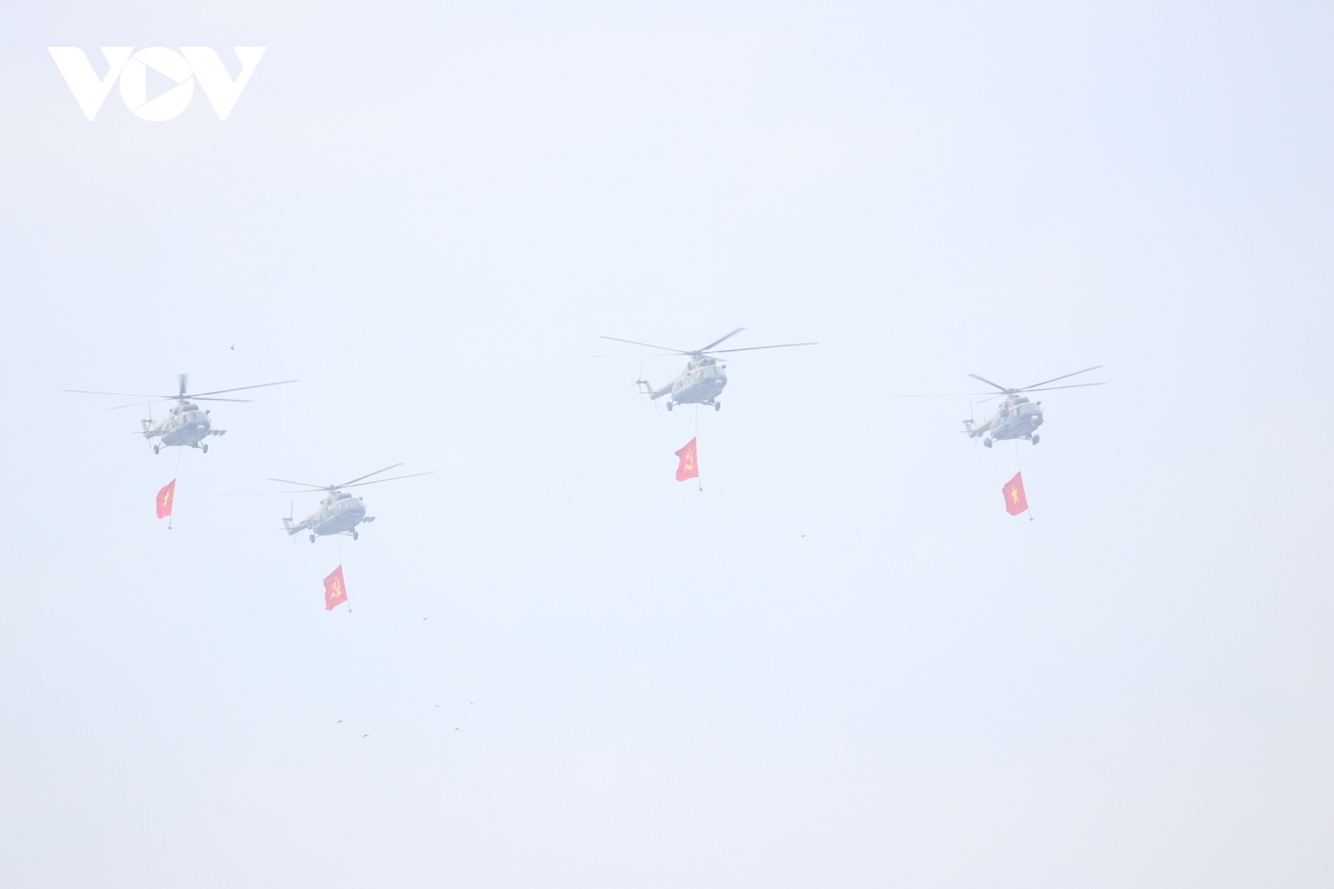 Armed helicopter squadrons of the Vietnam People’s Air Force and Vietnam People's Army bear national flags as part of the event.