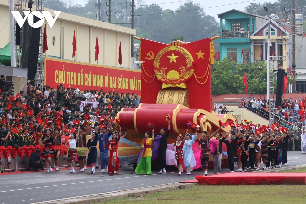 A vehicle carrying the Vietnamese national emblem