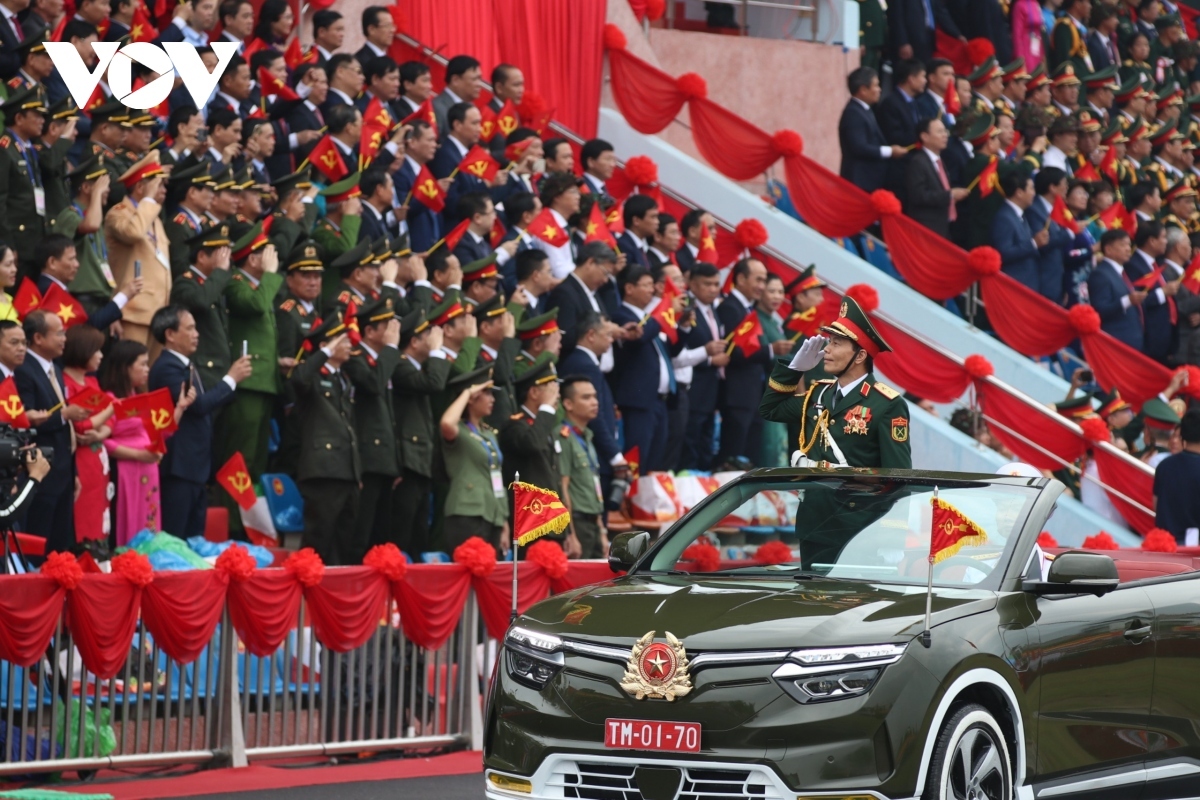 Lieutenant General Nguyen Trong Binh, deputy chief of the General Staff of the Vietnam People's Army, leads the parade.