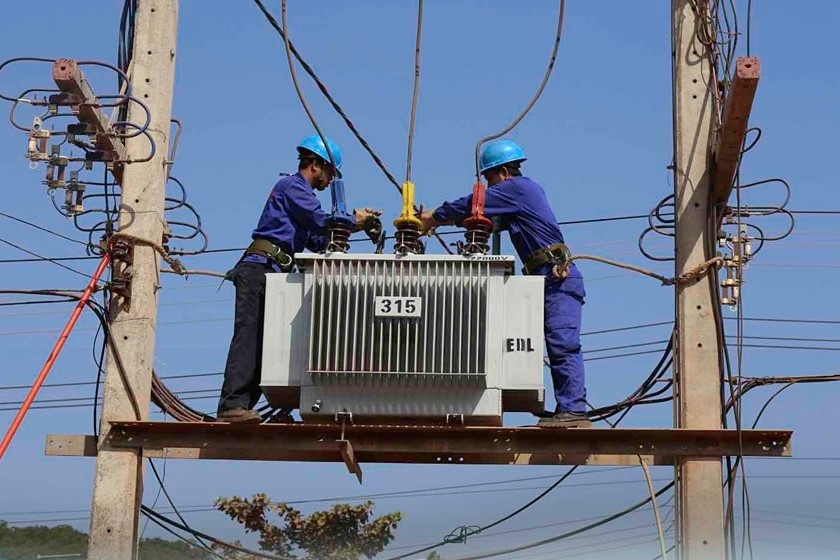 Điện lực Lào triển khai lắp đạt thêm máy biến áp nhằm khắc phục sự cố điện quá tải. Nguồn: Đài phát thanh quốc gia Lào.