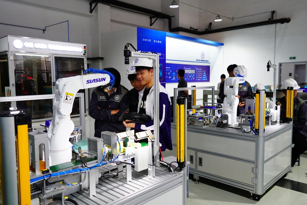 Điều khiển robot công nghiệp một ngành mới trong đào tạo nghề ở Trung Quốc. Ảnh: Bích Thuận