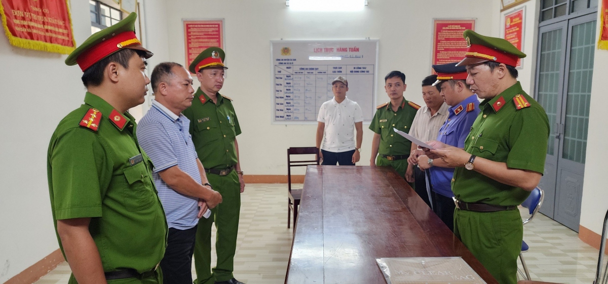 Điều tra viên tống đạt lệnh bắt tạm giam đối với Nguyễn Văn Nguyên về tội lừa đảo chiếm đoạt tài sản