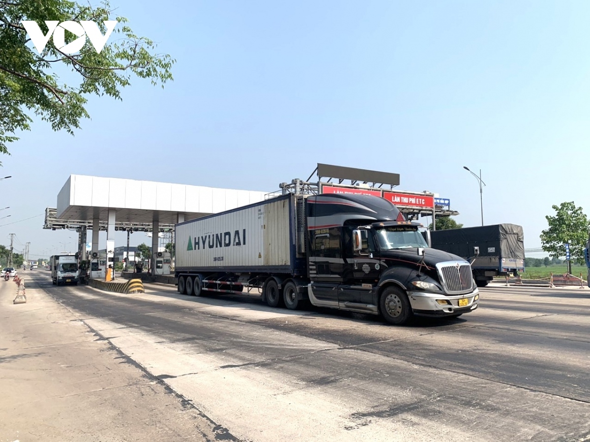 Doanh nghiệp vận tải phải còng lưng chịu phí qua các trạm BOT trên Quốc lộ 1A vì không được đi vào cao tốc Cam Lộ-La Sơn