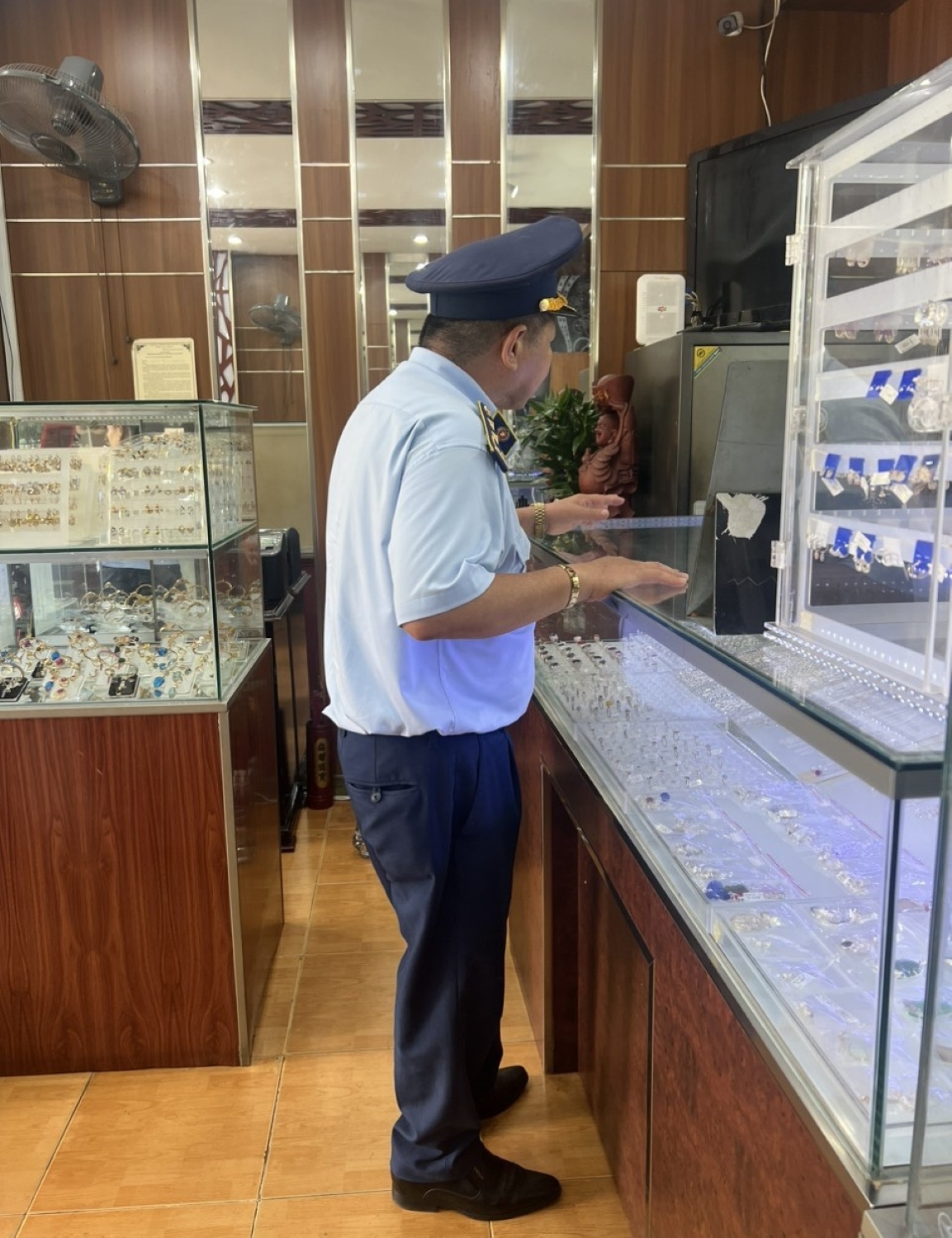 Đội Quản lý thị trường kiểm tra việc chấp hành pháp luật trong kinh doanh hàng hóa