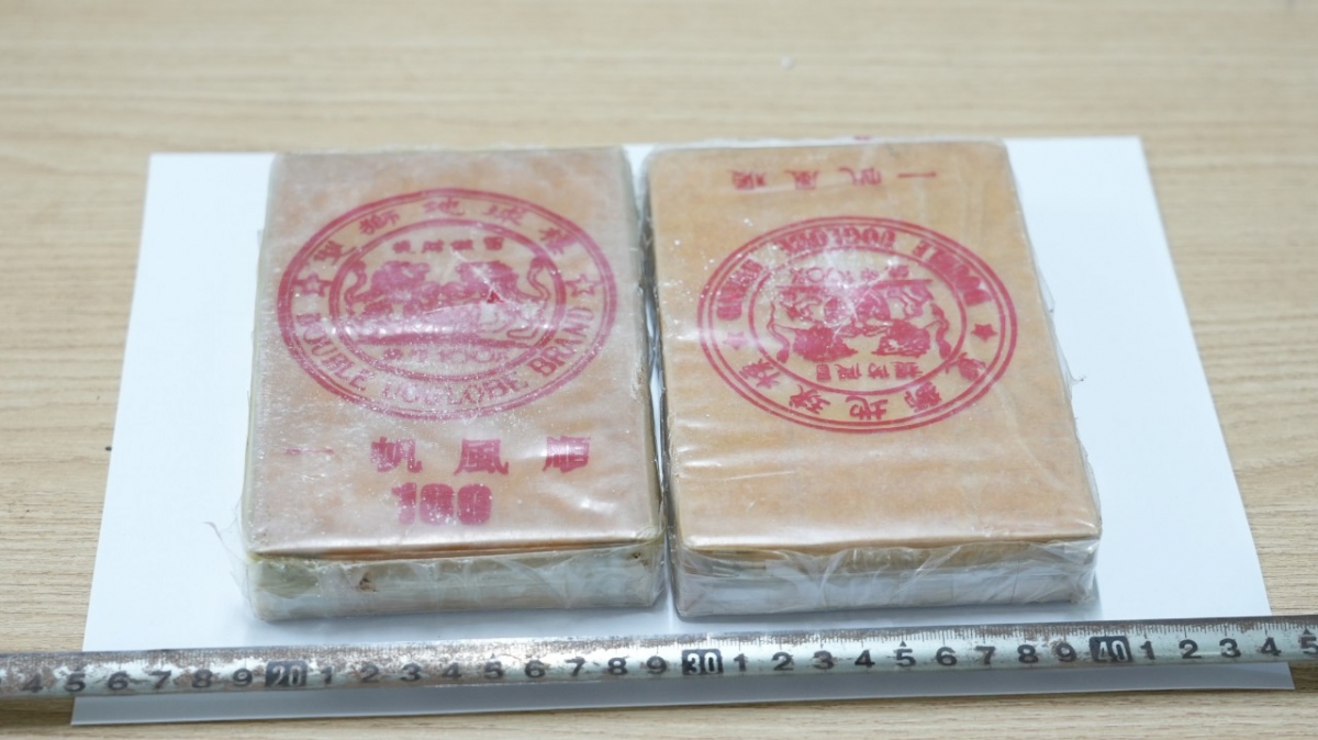 tang vật là 2 bánh heroin