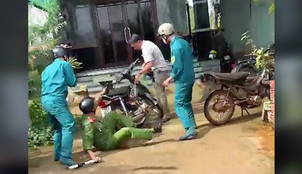 Đối tượng Phạm Văn Hùng xô đẩy Đại úy Trịnh Văn Chung té ngã (ảnh: BP)