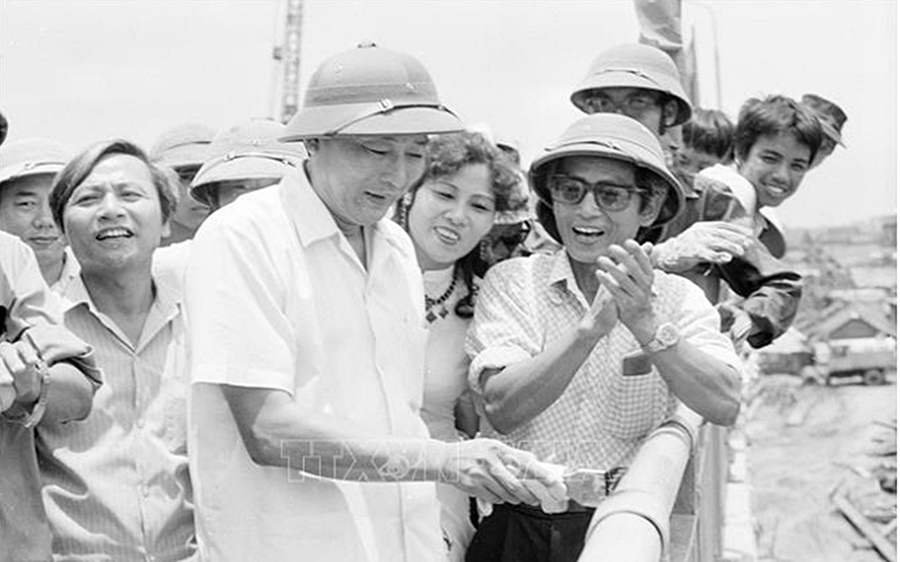Trung tướng Đồng Sỹ Nguyên kiểm tra việc xây dựng cầu Chương Dương năm 1985. Nguồn: TTXVN.
