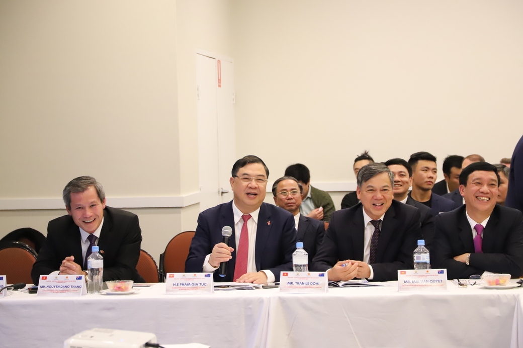 Ông Phạm Gia Túc (thứ hai từ trái sang) trả lời câu hỏi của các nhà đầu tư Australia.