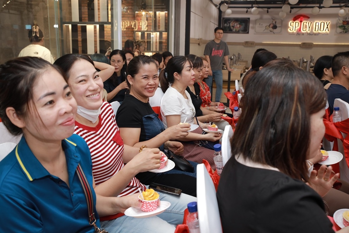 Đông đảo khách hàng đến chung vui cùng Saigon Co.op