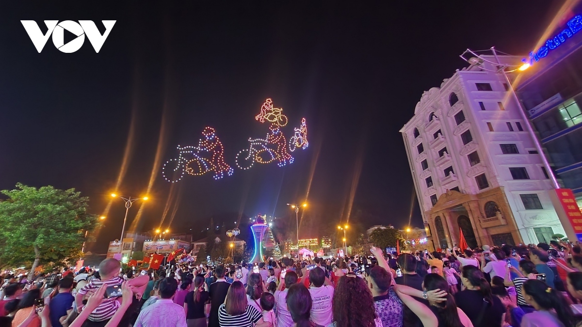 An image showcases a group of militia carrying supplies to the front lines during the Dien Bien Phu battle.