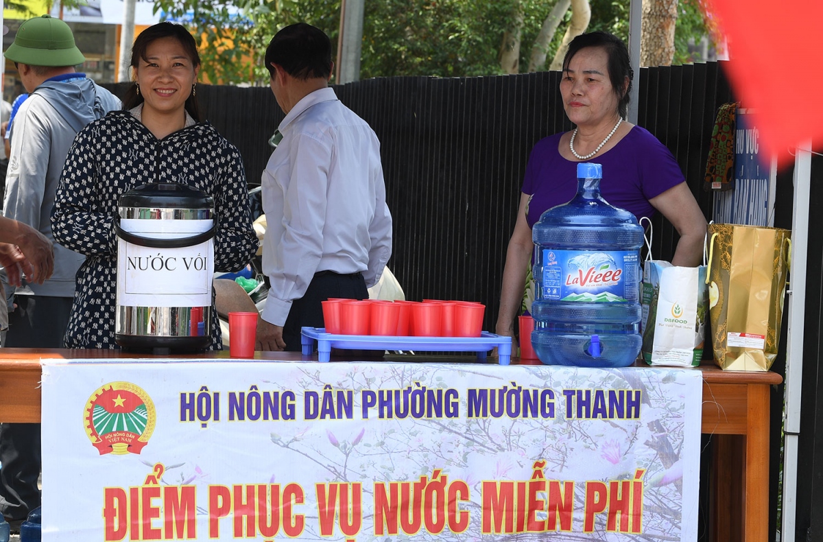 Một điểm phụ vụ nước miễn phí của người dân Điện Biên. Du khách có thể dễ dàng thấy những điểm phục vụ này khắp thành phố.