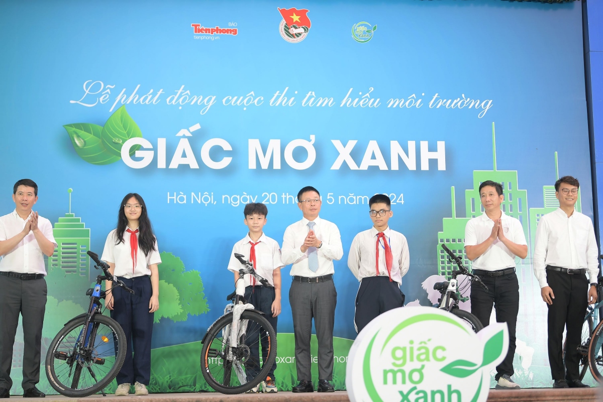 Ban tổ chức tặng các xe đạp Françis Bike cho các học sinh tiêu biểu tại trường THCS Trưng Vương (Hoàn Kiếm, Hà Nội)