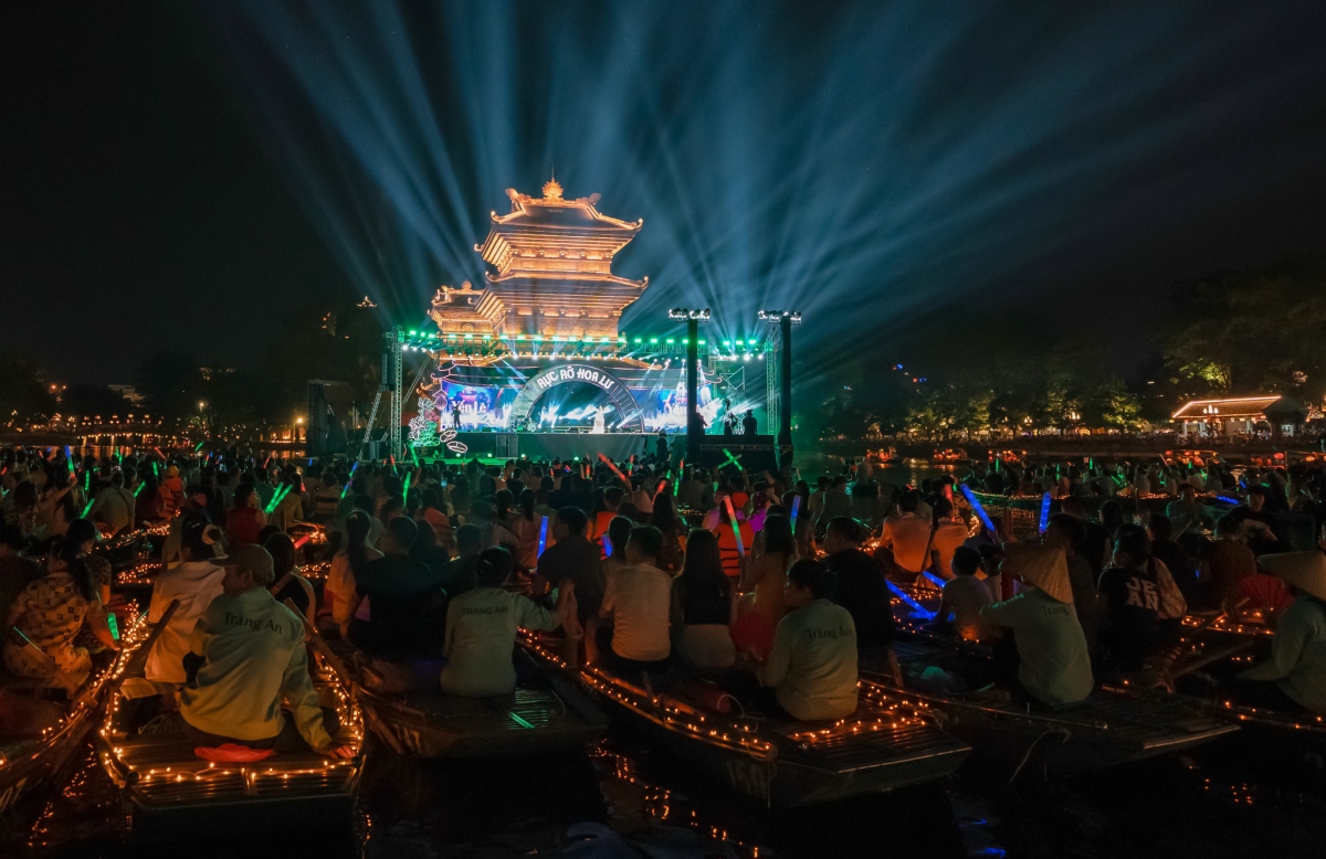 Chương trình nghệ thuật đặc biệt “Rực rỡ Hoa Lư” tại phố cổ Hoa Lư, TP. Ninh Bình. Ảnh: Khánh Linh