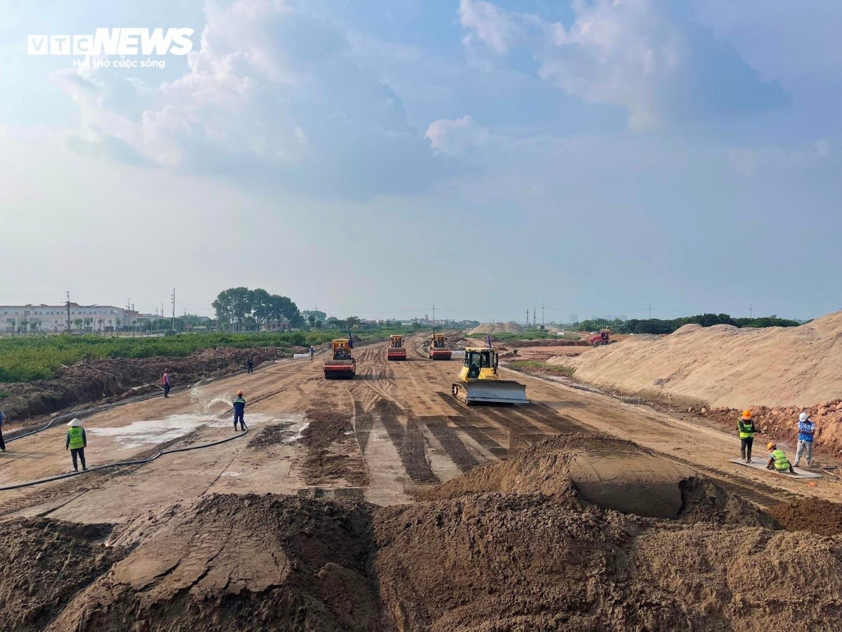 Khi các công đoạn khó đã hoàn thành, cộng với nguồn vật liệu được đảm bảo, gói thầu số 9 đường Vành đai 4 Hà Nội đang băng băng "về đích".