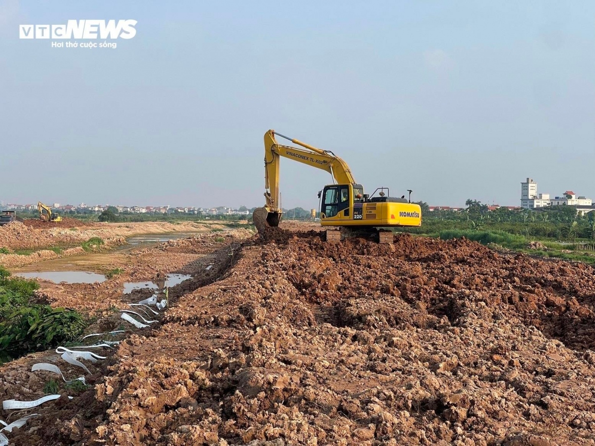 Tận dụng quỹ đất có sẵn, nhà thầu tiến hành đắp đất thử tải tại các khu vực đã hoàn thành đắp nền. Thời gian thử tải từ 6 đến 9 tháng, đảm bảo nền đường có thể chịu tải với đúng tải trọng khi dự án hoàn thành, nhà thầu mới chuyển sang các công đoạn tiếp theo.
