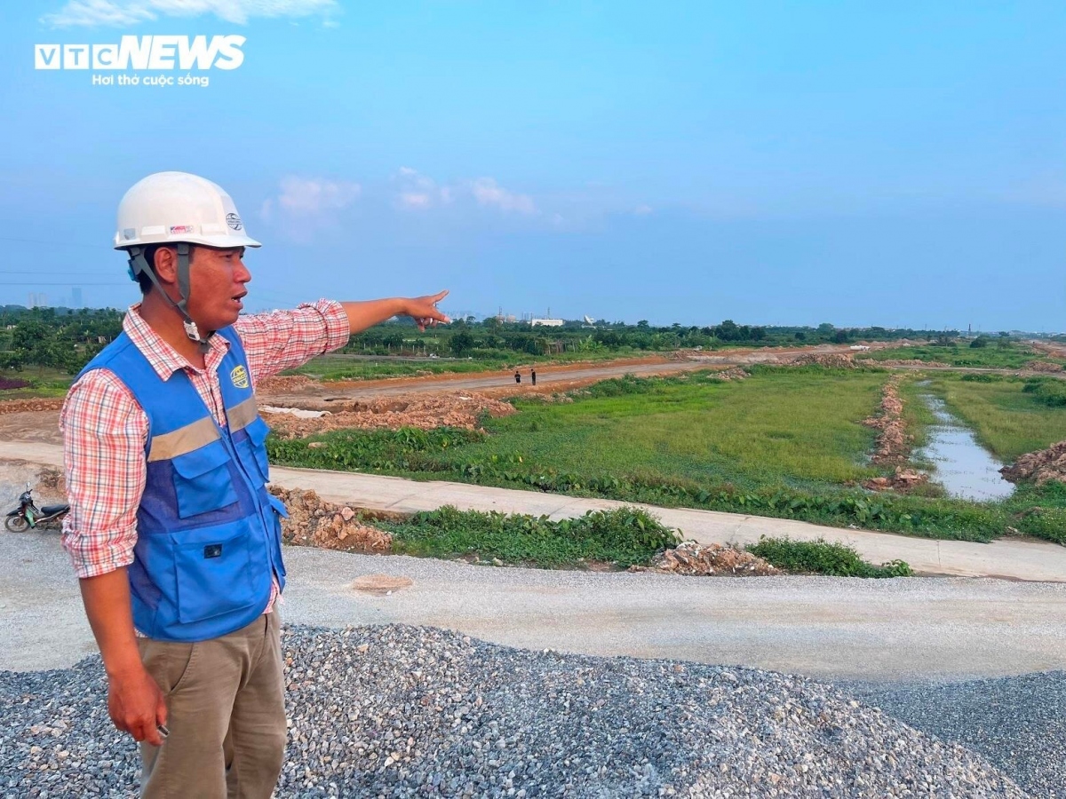 Anh Lê Huy Hoàng, chỉ huy phó mũi 2 gói thầu số 9, chỉ về khu vực được cho là khó khăn nhất trong quá trình thi công bởi lầy lội, không có đường vào.