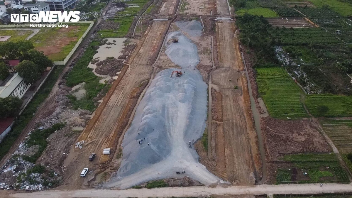 Dọc dự án, nhà thầu bố trí các bãi tập kết vật liệu để đảm bảo quá trình thi công diễn ra thông suốt.