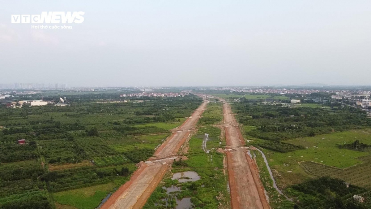 Đường Vành đai 4 Vùng Thủ đô dài 112 km, đi qua Hà Nội, Hưng Yên và Bắc Ninh. Điểm đầu dự án tại điểm nối cao tốc Hà Nội - Lào Cai, điểm cuối nối cao tốc Nội Bài - Hạ Long. Công trình có tổng mức đầu tư hơn 85.000 tỷ đồng, khởi công tháng 6/2023, mục tiêu cơ bản hoàn thành năm 2026 và đưa vào khai thác từ 2027. Việc hoàn thiện Vành đai 4 Vùng Thủ đô sẽ góp phần giải tỏa ách tắc giao thông, kết nối giữa các tỉnh và tạo không gian phát triển mới cho cả vùng Thủ đô, trong đó có Hà Nội, Hưng Yên và Bắc Ninh