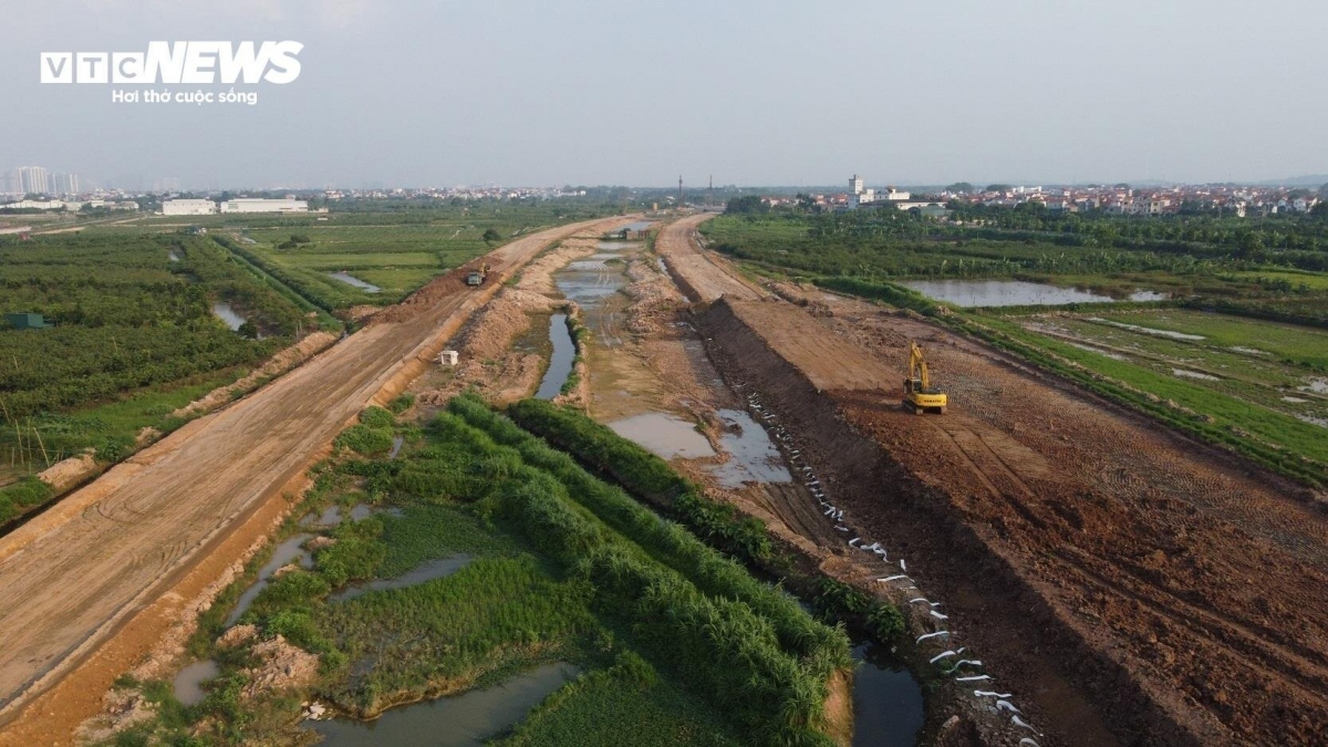 Là nhà thầu phụ trách gói thầu số 9, xây dựng 23km đường Vành đai 4 chạy qua 2 huyện Đan Phượng và Hoài Đức, Tổng công ty CP Xuất nhập khẩu và Xây dựng Việt Nam (Vinaconex) hiện đang huy động hơn 200 máy móc các loại cùng 300 công nhân ngày đêm thi công, đẩy nhanh tiến độ dự án.