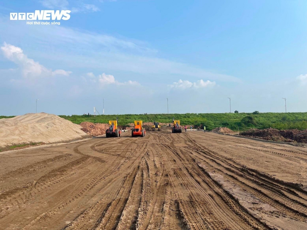 Ông Nguyễn Hoàng Hải, chỉ huy trưởng gói thầu số 9 - nhà thầu Vinaconex cho biết, hiện nay, tiến độ dự án đạt khoảng gần 25% sản lượng. "Bất cứ lúc nào thời tiết thuận lợi, chúng tôi cũng lập tức thi công 3 ca 4 kíp, tăng ca không kể ngày đêm để nâng cao sản lượng", ông Hải nói.