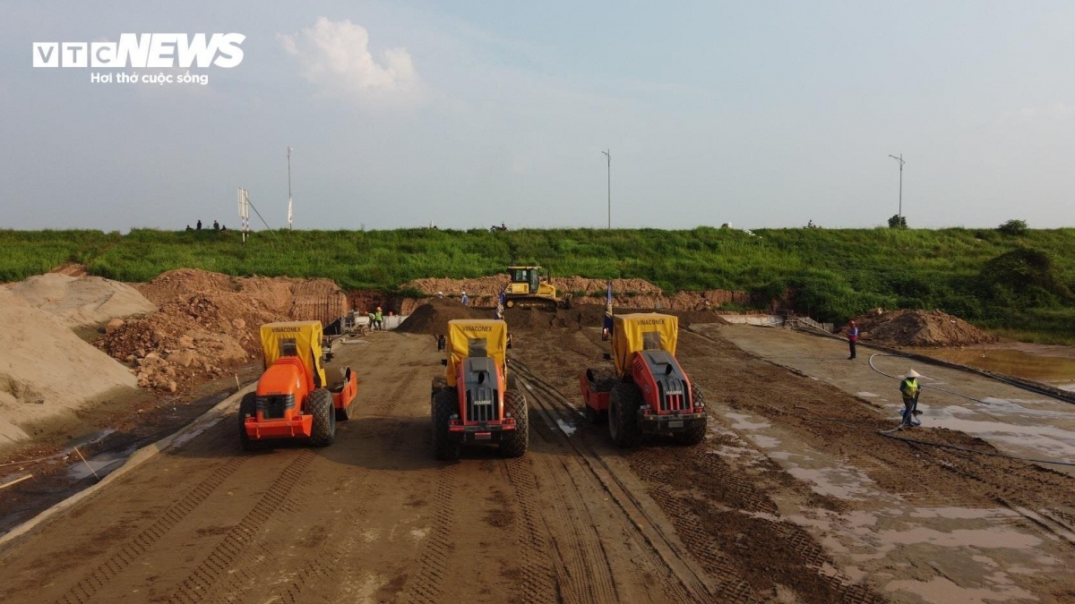 Thời điểm hiện tại, hình hài con đường ngày càng rõ nét. Cũng vì thế, nhà thầu Vinaconex tự tin và quyết tâm đưa dự án về đích vượt tiến độ đề ra. "Với tiến độ hiện tại, chúng tôi tự tin sẽ đưa dự án hoàn thành vượt 6 tháng so với kế hoạch. Chúng tôi phấn đấu và tự tin sẽ đưa dự án về đích trong tháng 12/2025", ông Hải cho biết.