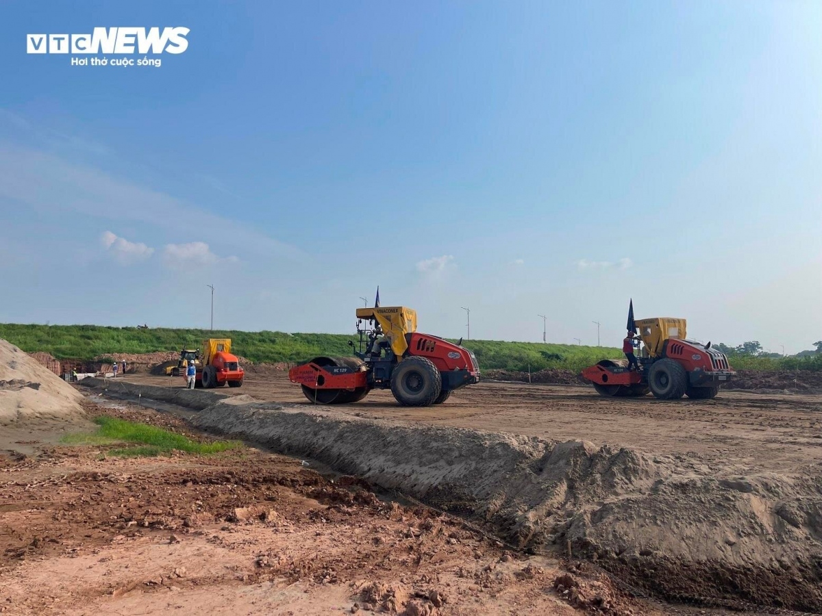 Với 23km chiều dài toàn bộ gói thầu số 9, nhà thầu chia làm 18 mũi thi công gồm cả phần đường và các phần cầu nhỏ, cống thoát nước.