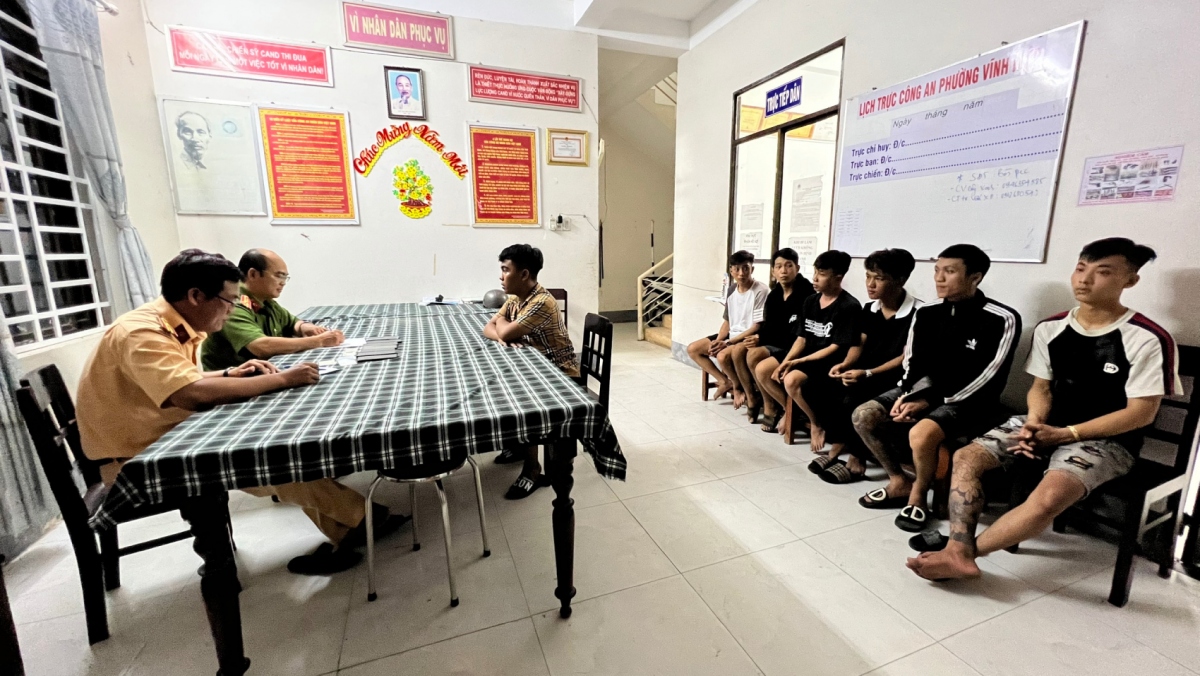 Các đối tượng đua xe tại cơ quan công an