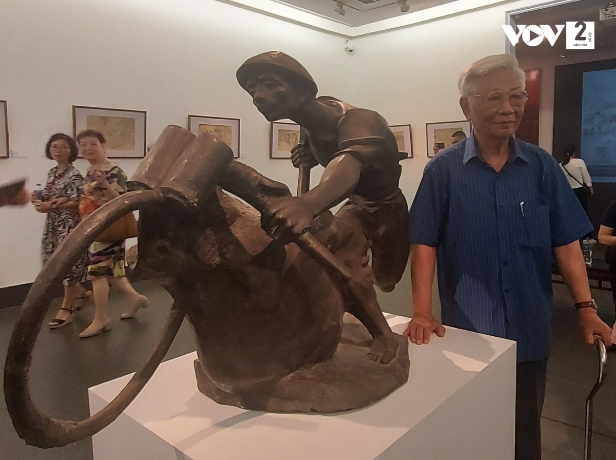 Nhà điêu khắc Lưu Danh Thanh bên tác phẩm "Cả nước ra trận" ông sáng tác năm 2003