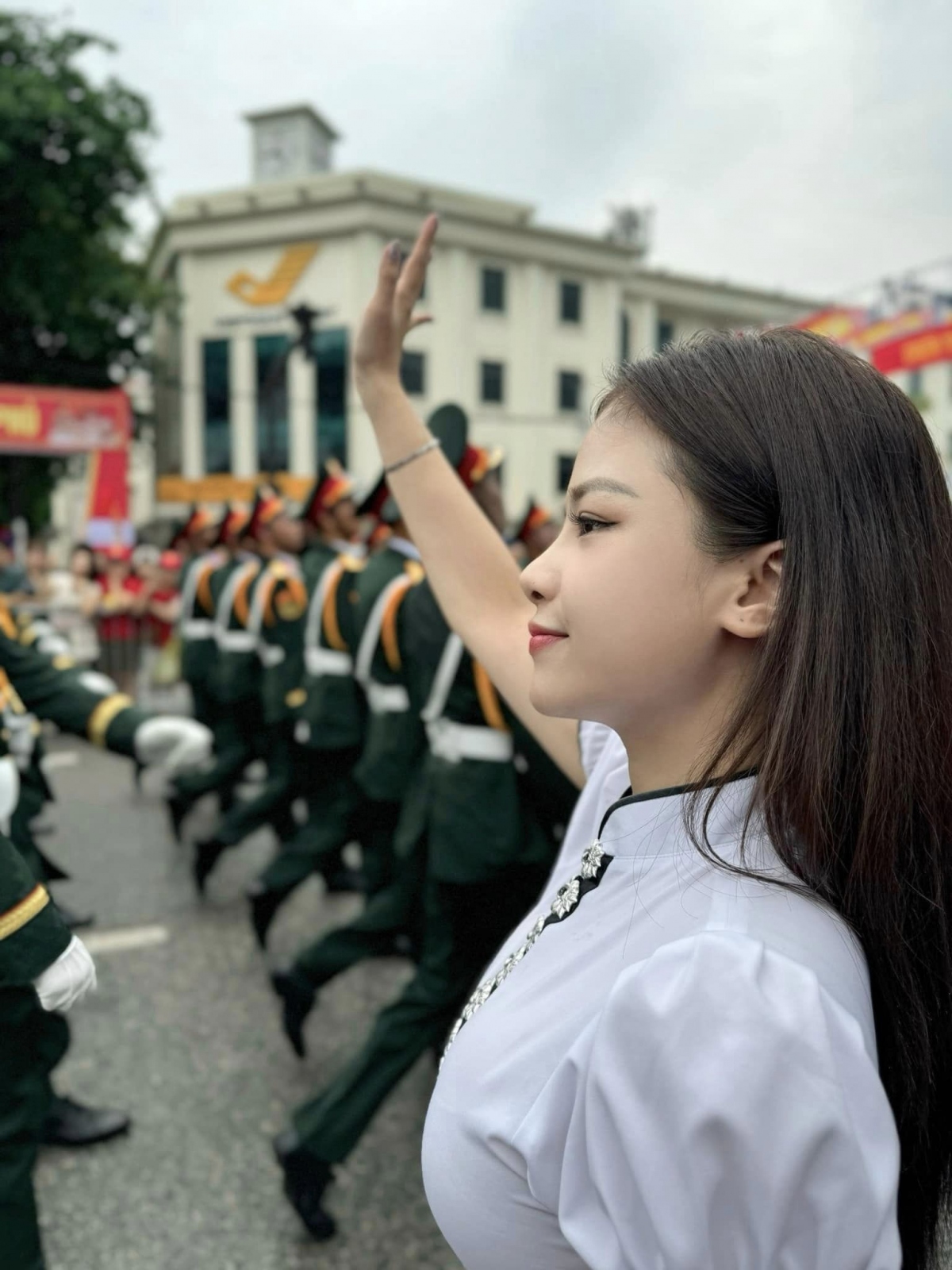 Ca sĩ Dương Hoàng Yến cũng đăng ảnh đẹp và viết: ''Yến rất xúc động và tự hào khi được có mặt tại mảnh đất anh hùng Điện Biên Phủ và được sống trong khoảnh khắc chỉ có một lần này''.