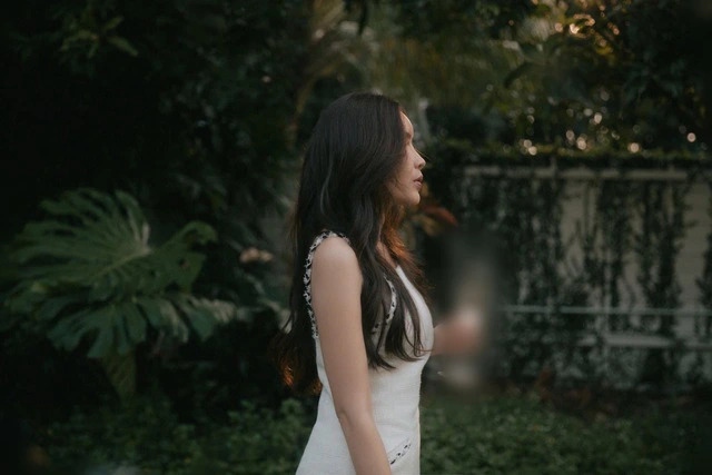 Lưu Hương Giang đã đăng tải hình ảnh mới trên trang cá nhân. Ca sĩ sinh năm 1983 chia sẻ những bức hình chụp không rõ gương mặt của mình. Kèm theo đó, cô viết dòng chú thích đầy tâm trạng, suy tư về cuộc sống.