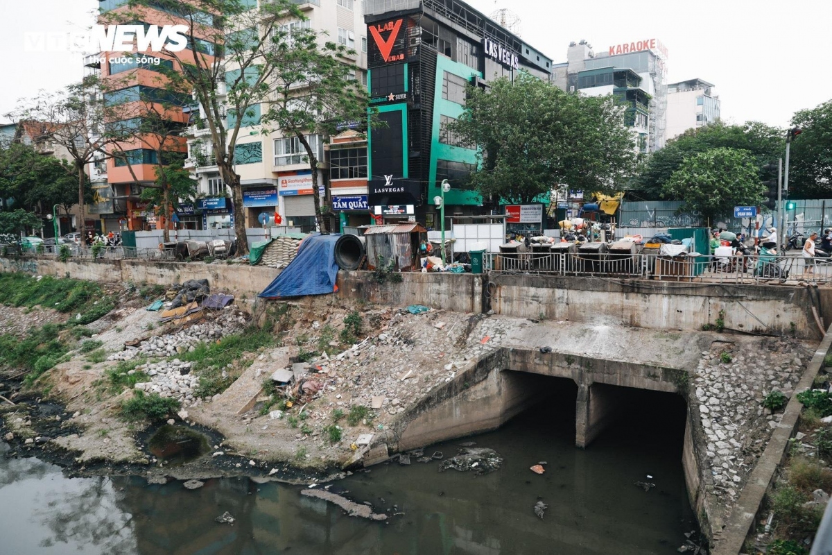 Những điểm tập kết rác xung quanh sông Tô Lịch càng làm tăng sự ô nhiễm của khu vực này.