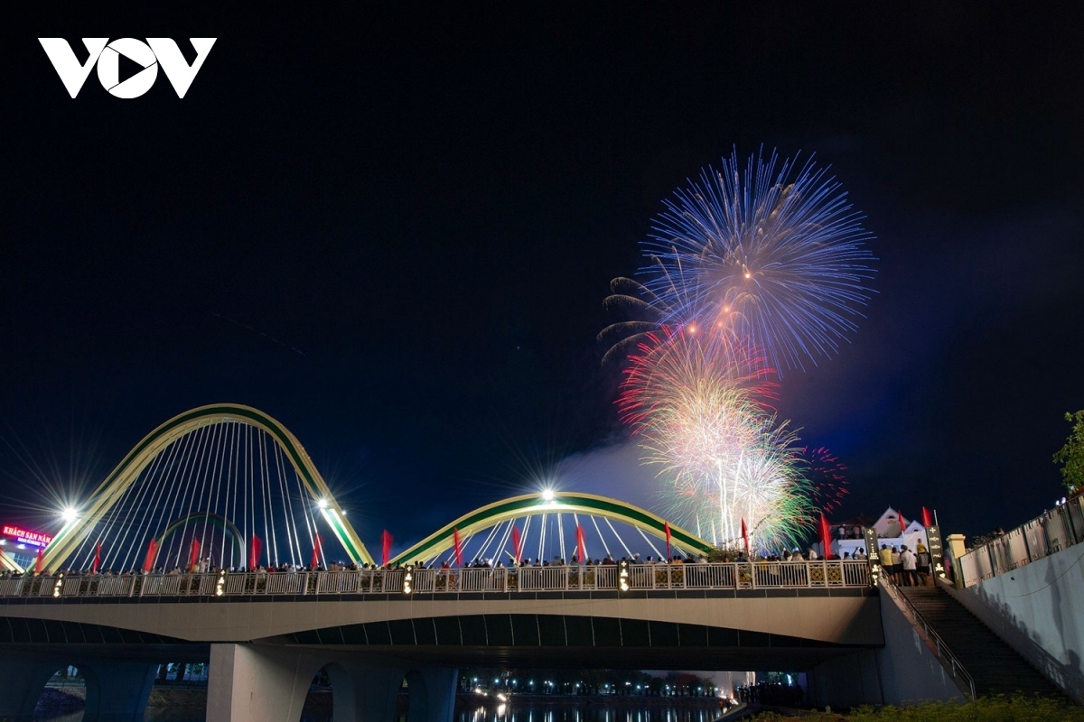 Both locals and tourists gather together on Thanh Binh bridge, with the landmark being one of the most beautiful places in the city to view the fireworks from.