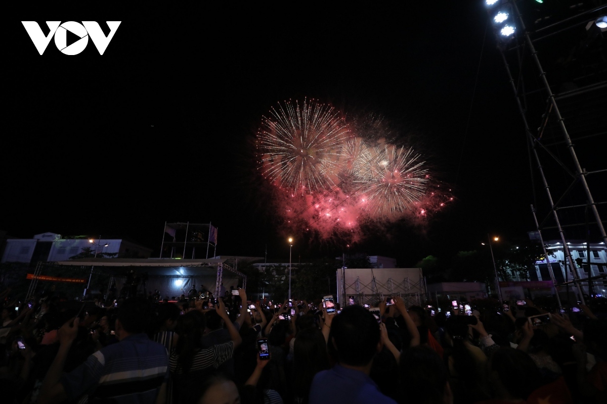 Thousands of people flock to May 7 Square in Dien Bien Phu as they watch the fireworks light up the sky at night.