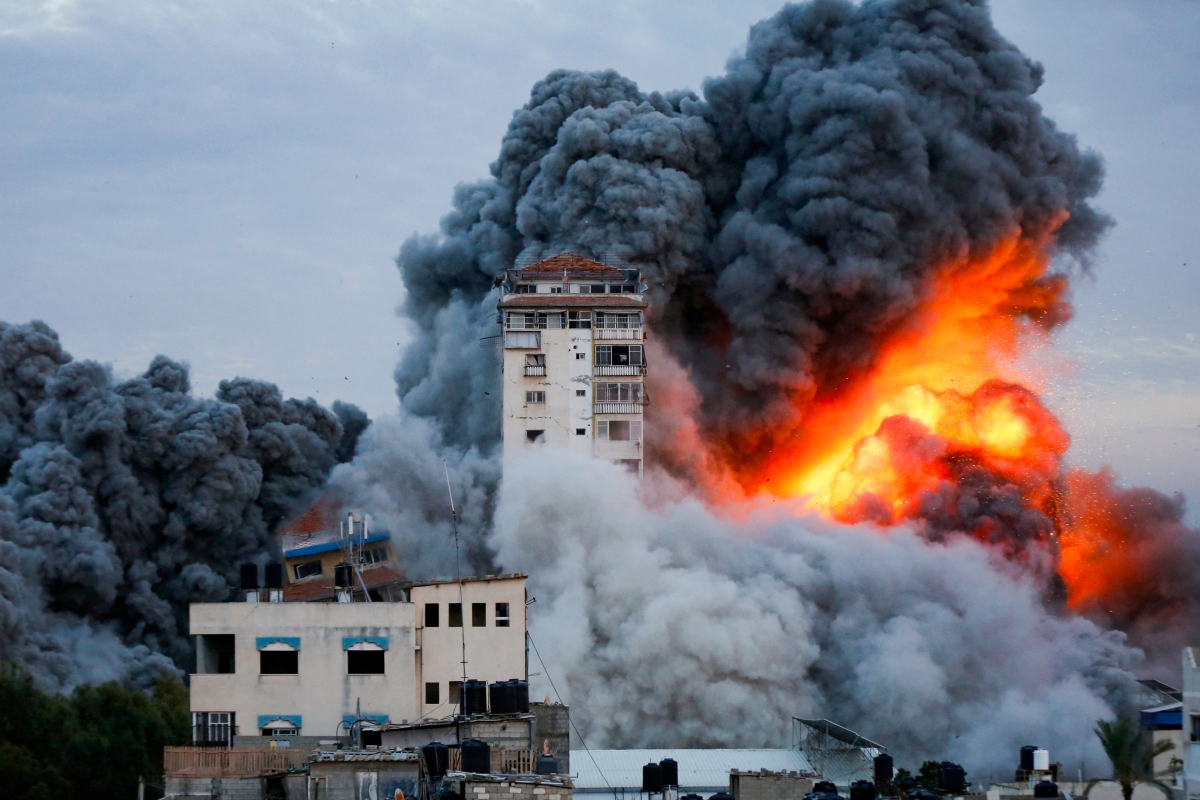 Khói và lửa bốc lên sau cuộc không kích của Israel vào Gaza. Ảnh: Reuters
