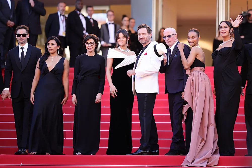 Dàn diễn viên nữ của “Emilia Pérez” gồm Karla Sofía Gascón, Selena Gomez, Karla Sofia Gascon, Zoe Saldaña và Adriana Paz cùng được trao giải Nữ diễn viên chính xuất sắc nhất.