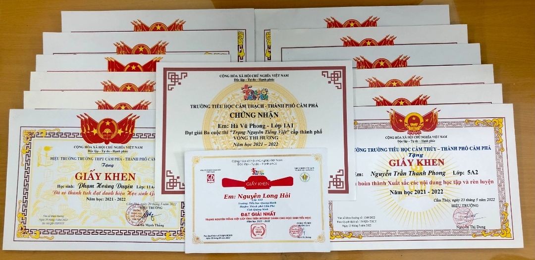 Lo ngại rò rỉ thông tin khi phụ huynh khoe giấy khen của con lên mạng xã hội.