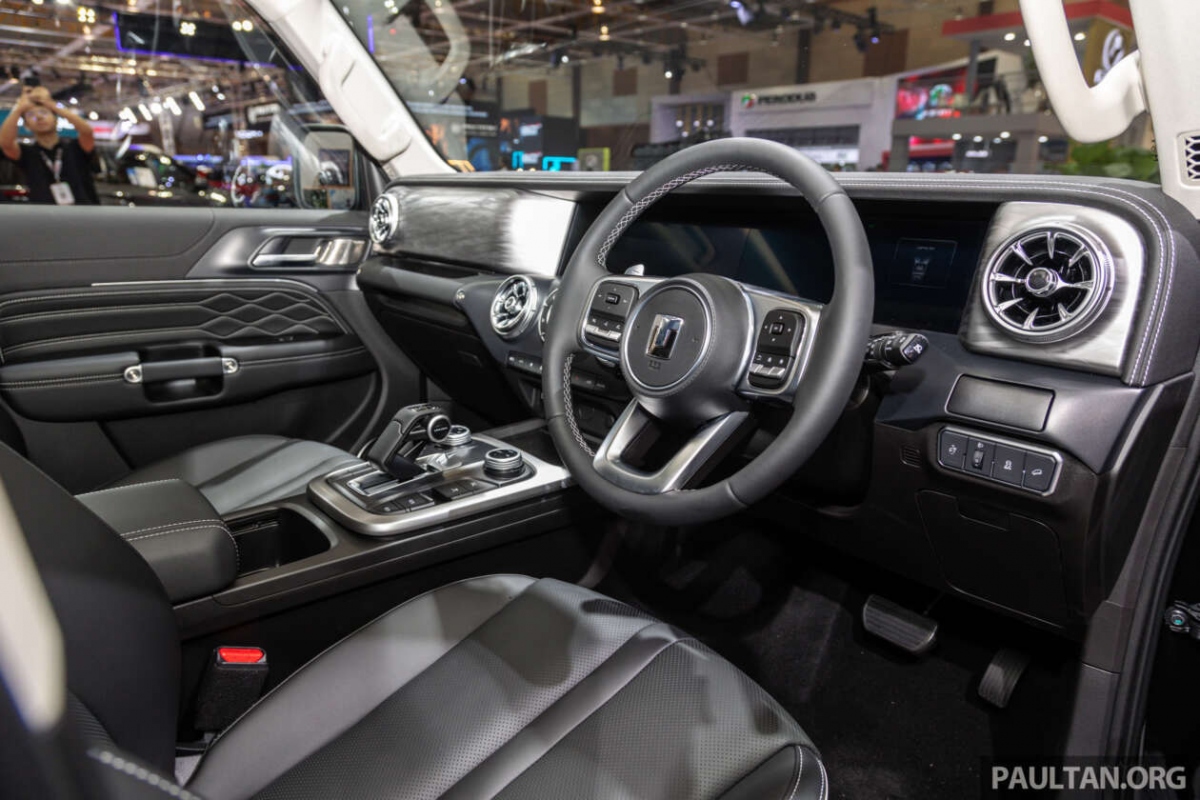 Xe đạt tiêu chuẩn an toàn 5 sao ANCAP của thị trường Úc - New Zealand, với hàng loạt tính năng ADAS như: Adaptive cruise control, phanh khẩn cấp phòng tránh va chạm, hỗ trợ giữ làn, bên cạnh camera 360 độ có thể hiển thị xuống gầm xuyên ca-pô.