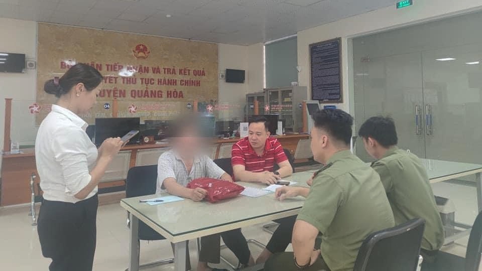 Công an huyện Quảng Hòa phân tích để ông T. dừng giao dịch, không chuyển số tiền 310 triệu đồng cho đối tượng lừa đảo