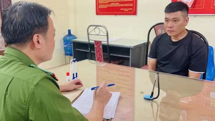 Trần Việt Cường (áo đen) bị tạm giữ