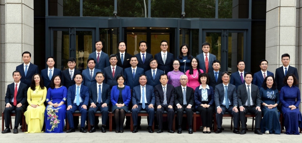 Đoàn công tác chụp ảnh lưu niệm với các học viên tại Lễ bế giảng Lớp Bồi dưỡng cán bộ nguồn quy hoạch Ban Chấp hành Đảng bộ thành phố Hà Nội nhiệm kỳ 2025-2030 tại Trường Đảng Thành ủy Bắc Kinh