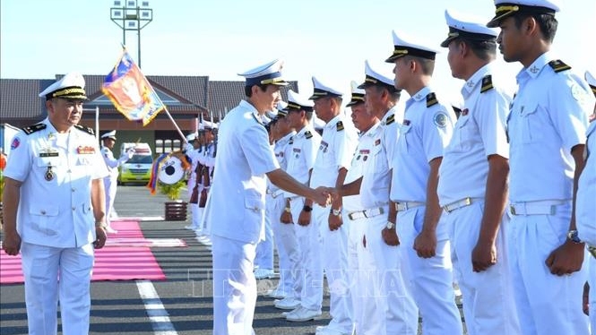 Lãnh đạo Căn cứ biển Ream (Hải quân Hoàng gia Campuchia) đón đoàn công tác Bộ Tư lệnh Vùng 5 Hải quân Nhân dân Việt Nam tại cảng Sihanoukville, Campuchia. Ảnh: TTXVN