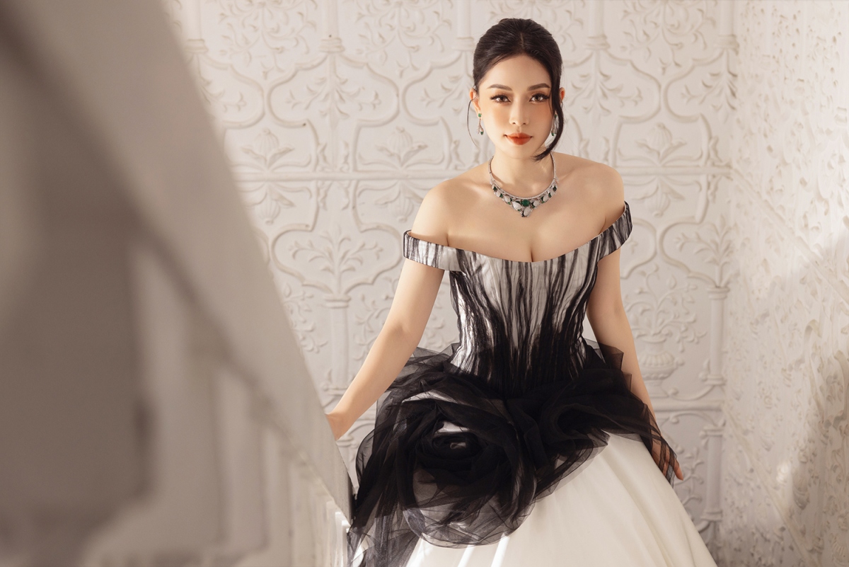 Chiếc váy ball gown là sự kết hợp giữa chất liệu satin và tulle cao cấp. Các chi tiết tạo hình uốn lượn mềm mại được tạo hình kỳ công.