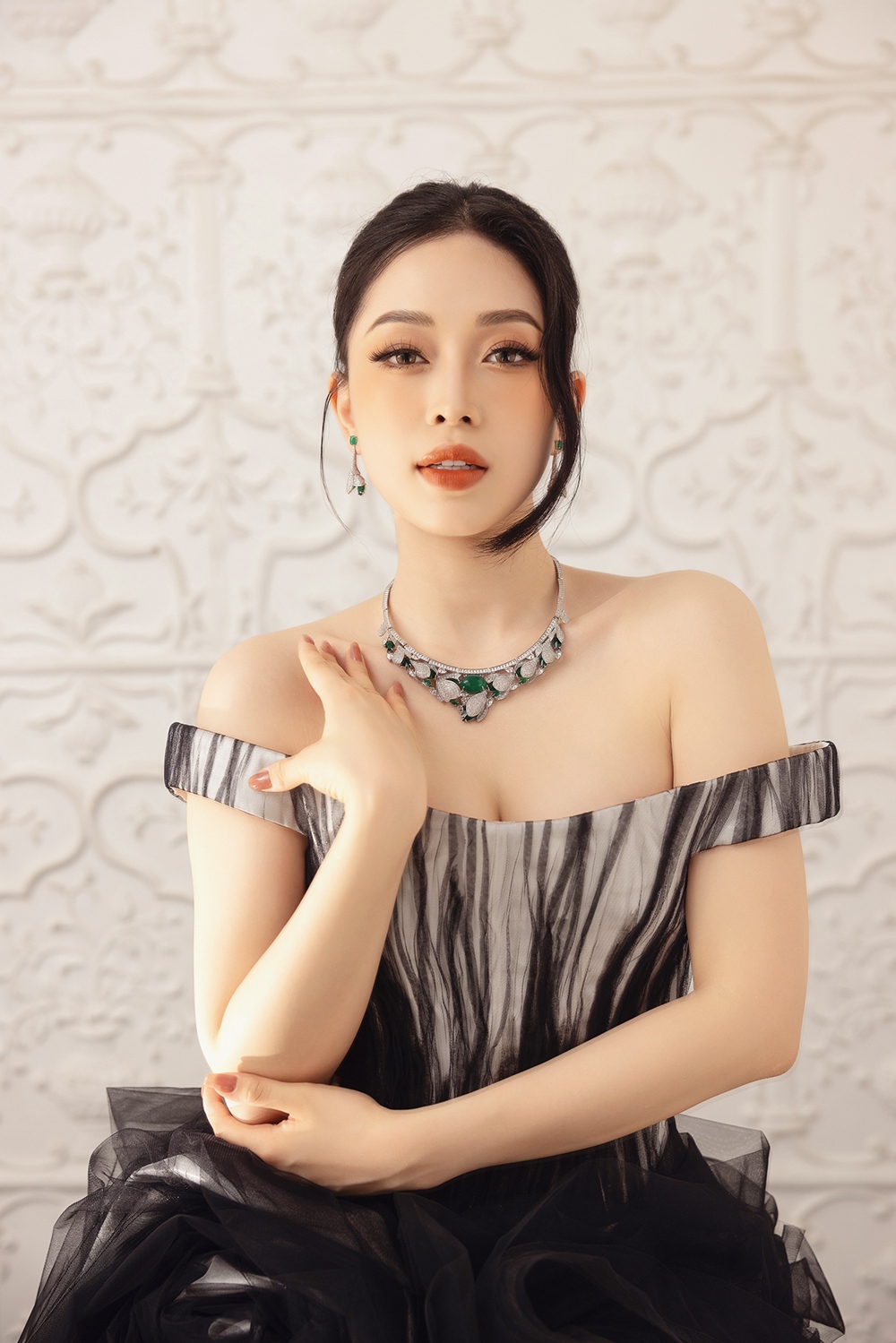 Với thiết kế váy này, Á hậu muốn gửi gắm câu chuyện về văn hóa Việt Nam đến với bạn bè quốc tế.
