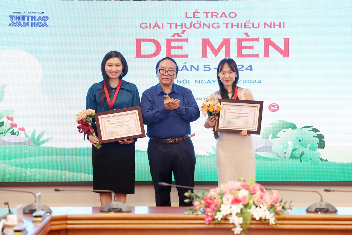 Nhà thơ Trần Đăng Khoa, Phó Chủ tịch Hội Nhà văn Việt Nam, Chủ tịch Hội đồng Giám khảo trao giải Khát vọng Dế mèn cho nhà thơ Lữ Mai (trái) và nhà thơ Lê Thanh Hà (phải).