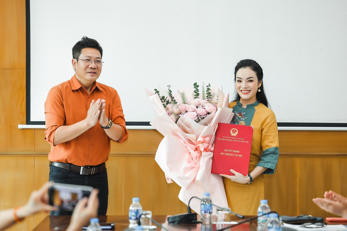 NSND Quốc Hưng hiện đang giữ cương vị Phó Giám đốc phụ trách HVANQGVN đã trao quyết định bổ nhiệm và chúc mừng Tiến sĩ âm nhạc, NSƯT Tân Nhàn. 