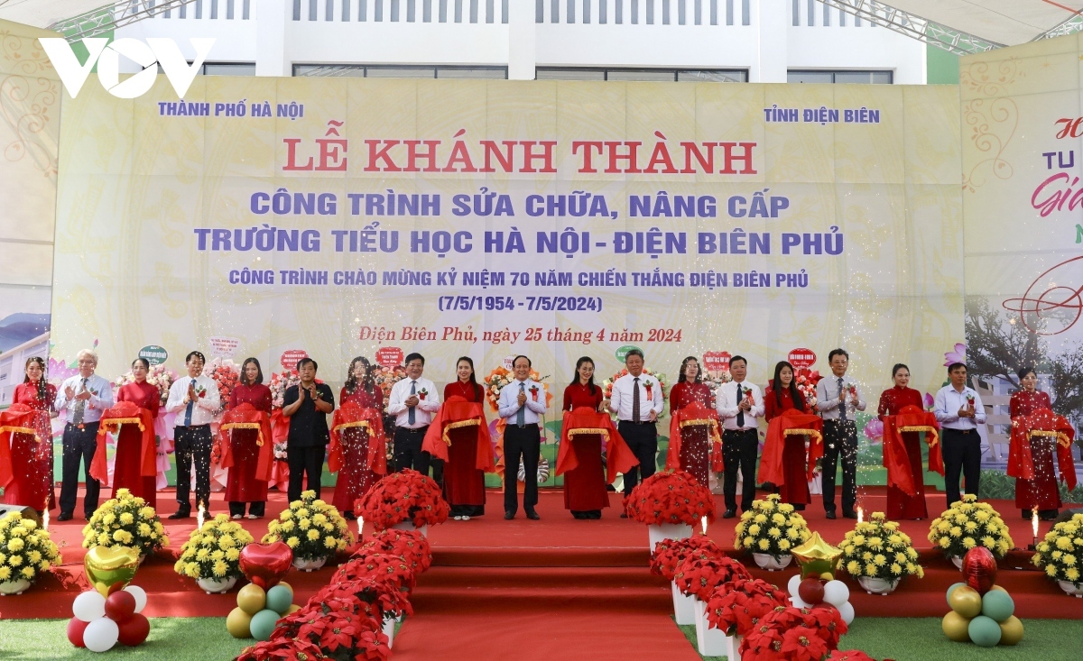 Lãnh đạo Thành phố Hà Nội và tỉnh Điện Biên cắt băng khánh thành
công trình Trường Tiểu học Hà Nội - Điện Biên Phủ