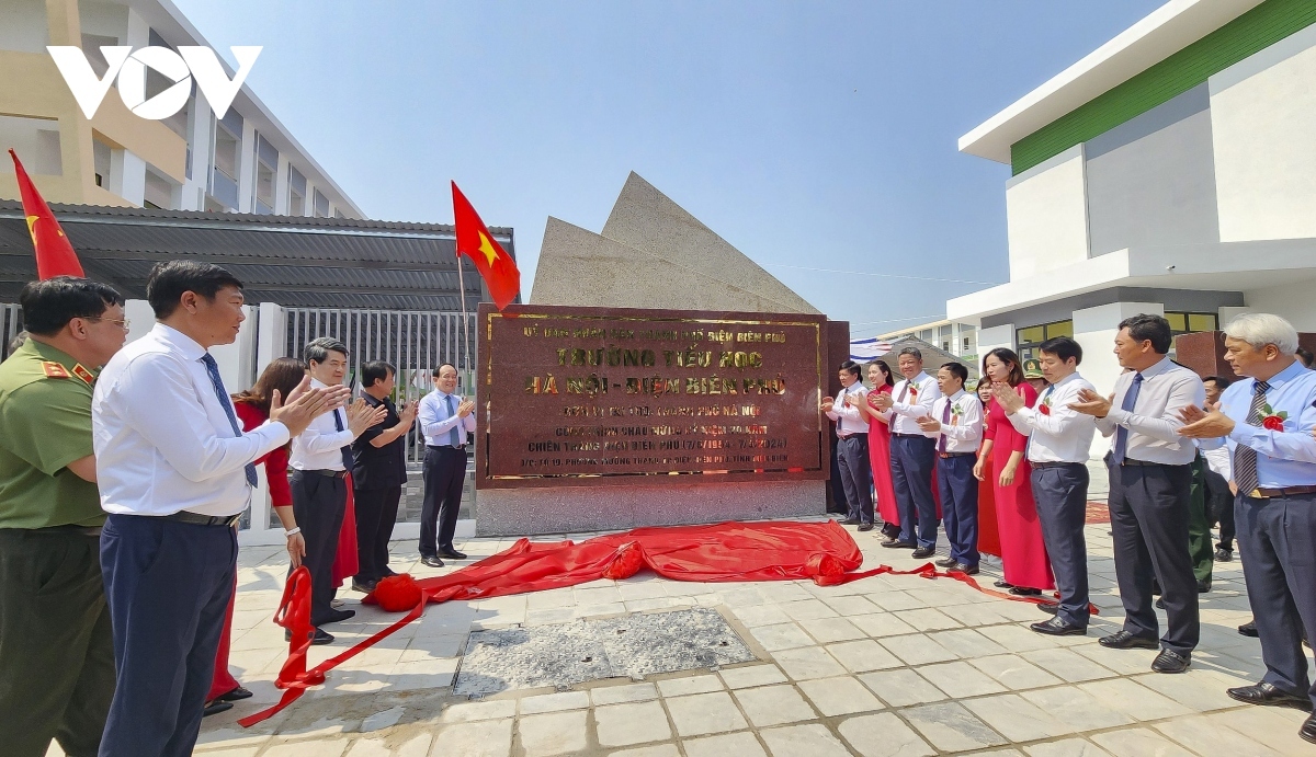 Lãnh đạo Thành phố Hà Nội và tỉnh Điện Biên đặt biển công trình Trường Tiểu học Hà Nội - Điện Biên Phủ
