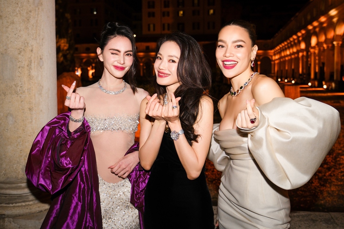 Hồ Ngọc Hà dự sự kiện của nhãn hàng quốc tế với vai trò 'bạn thân thương hiệu'. Cô gặp gỡ nhiều nghệ sĩ, KOLs thời trang, trong đó có 'ma nữ đẹp nhất Thái Lan' Mai Davika (trái) và diễn viên Đài Loan - Thư Kỳ (giữa).