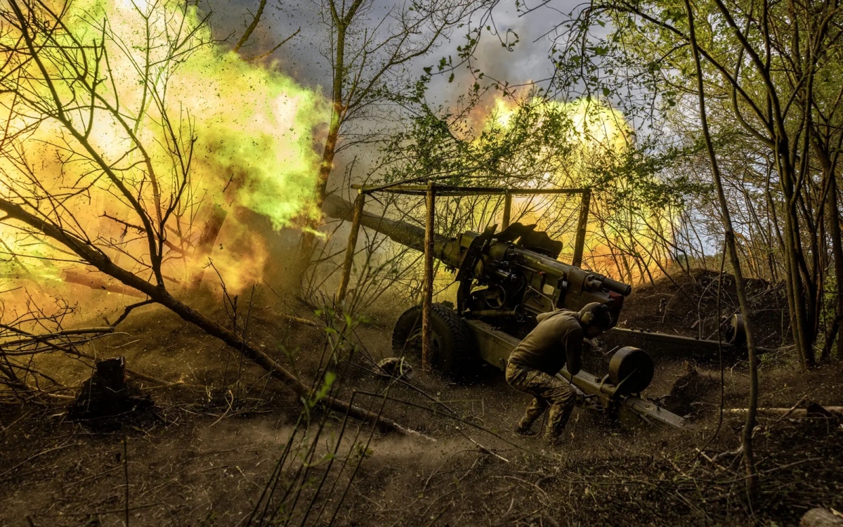 Hỏa lực pháo binh Ukraine ở khu vực thị trấn Volchansk. Ảnh: Nytimes.