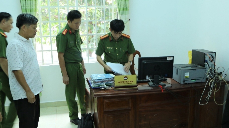 Cơ quan Cảnh sát điều tra Công an tỉnh thực hiện lệnh khám xét nơi làm việc của ông Hóa. (Ảnh: CACC)